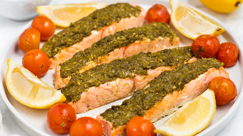 Salmón al Horno con Pesto: Receta Fácil, Rápida y Saludable para Toda Ocasión
