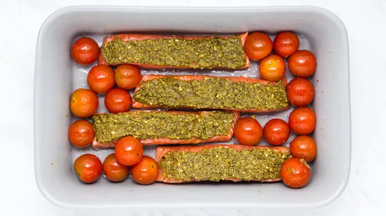 Salmón al Horno con Pesto: Receta Fácil, Rápida y Saludable para Toda Ocasión