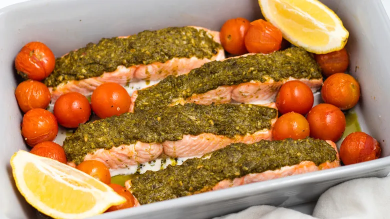 Salmón al Horno con Pesto: Receta Fácil, Rápida y Saludable para Toda Ocasión