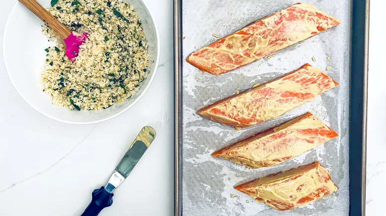 Salmón con Costra de Parmesano y Panko: Receta Gourmet Rápida y Crujiente