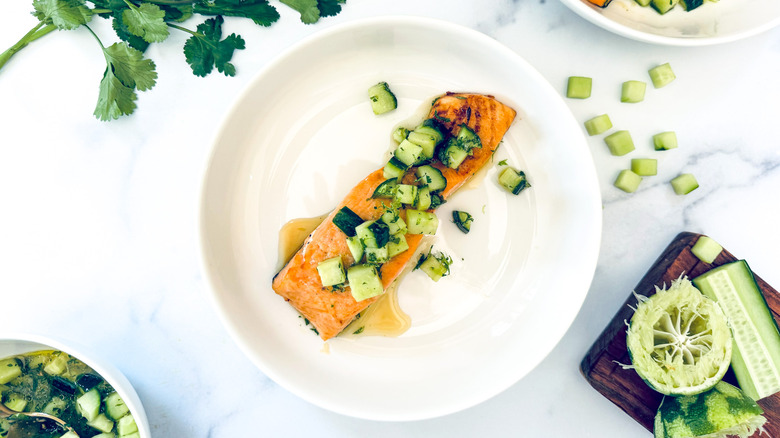 Salmón con Salsa Fresca de Pepino y Limón: Una Receta Saludable y Fácil para Cualquier Ocasión