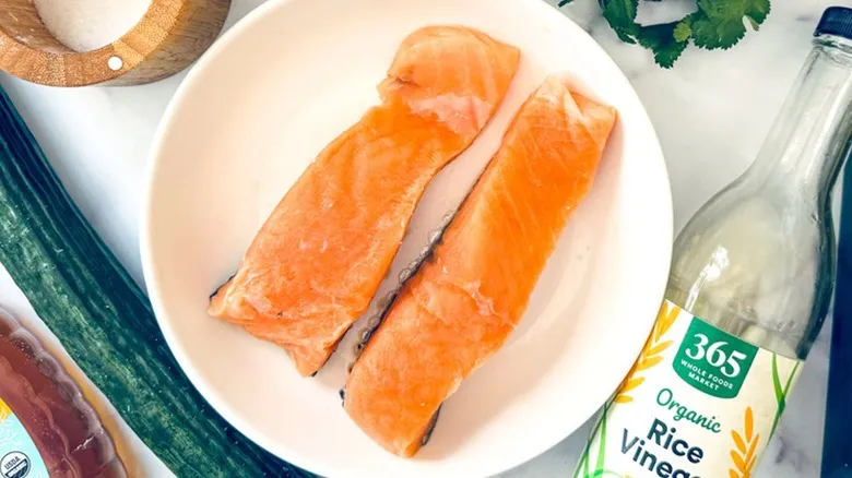 Salmón con Salsa Fresca de Pepino y Limón: Una Receta Saludable y Fácil para Cualquier Ocasión