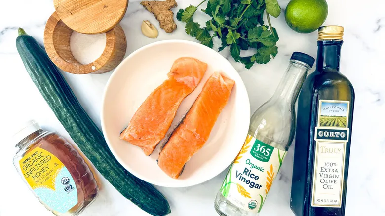 Salmón con Salsa Fresca de Pepino y Limón: Una Receta Saludable y Fácil para Cualquier Ocasión