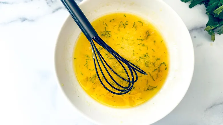 Salmón con Salsa Fresca de Pepino y Limón: Una Receta Saludable y Fácil para Cualquier Ocasión