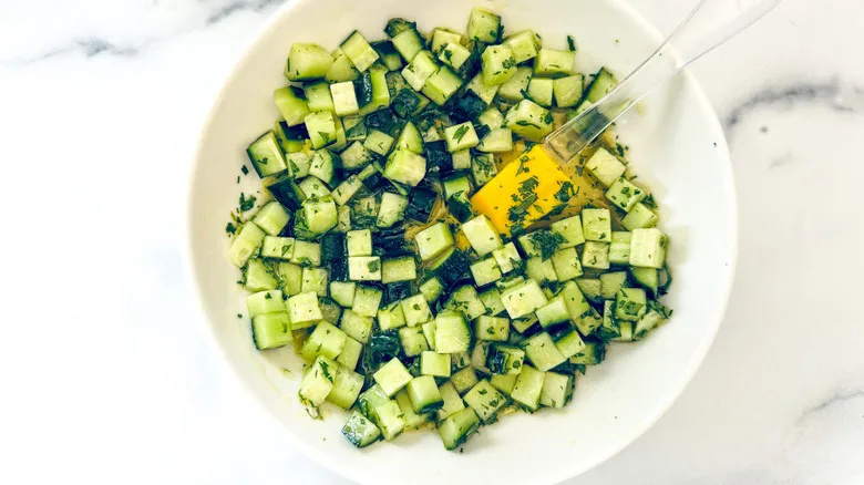 Salmón con Salsa Fresca de Pepino y Limón: Una Receta Saludable y Fácil para Cualquier Ocasión