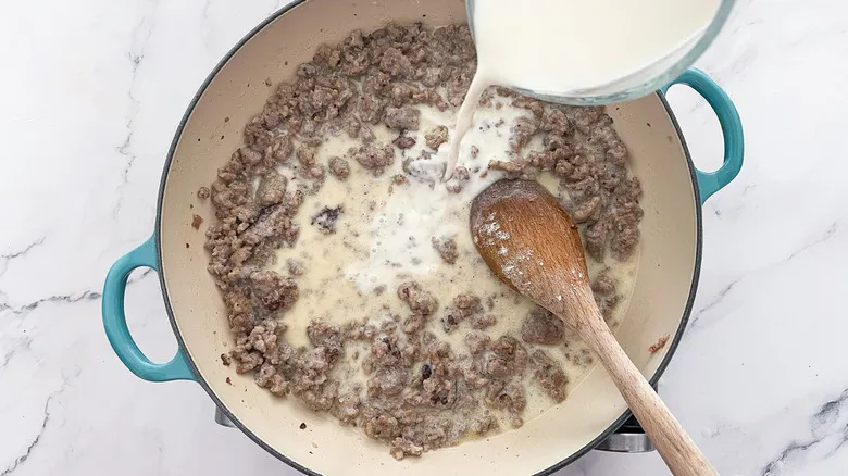 Salsa de Salchicha en Un Sartén: Receta Clásica y Fácil para un Desayuno Reconfortante