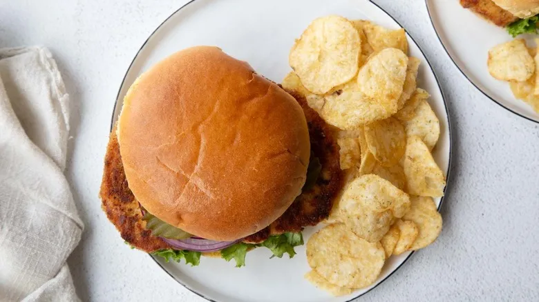 Sándwich de Chuleta de Cerdo Frita Clásico: Receta Fácil y Jugosa para Deleitarte