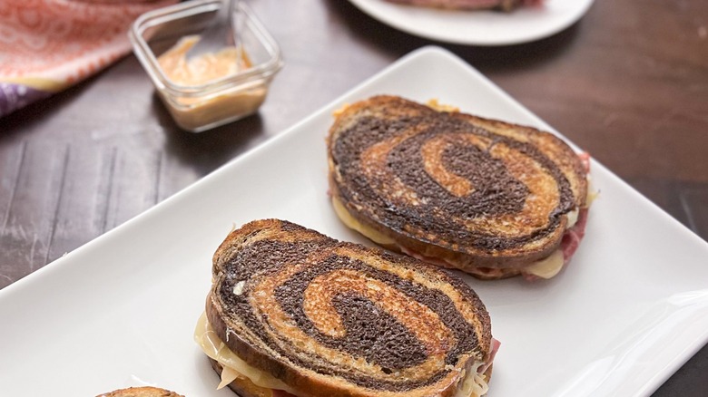 Sándwich Reuben Clásico: Guía Definitiva para Prepararlo en Casa