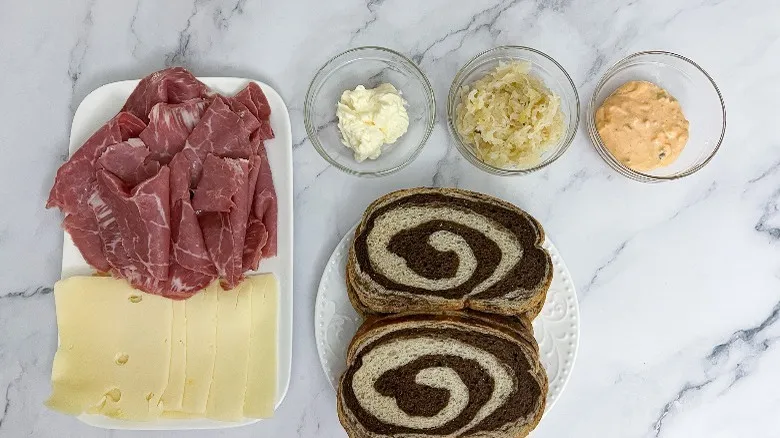 Sándwich Reuben Clásico: Guía Definitiva para Prepararlo en Casa