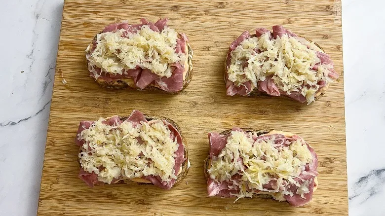 Sándwich Reuben Clásico: Guía Definitiva para Prepararlo en Casa