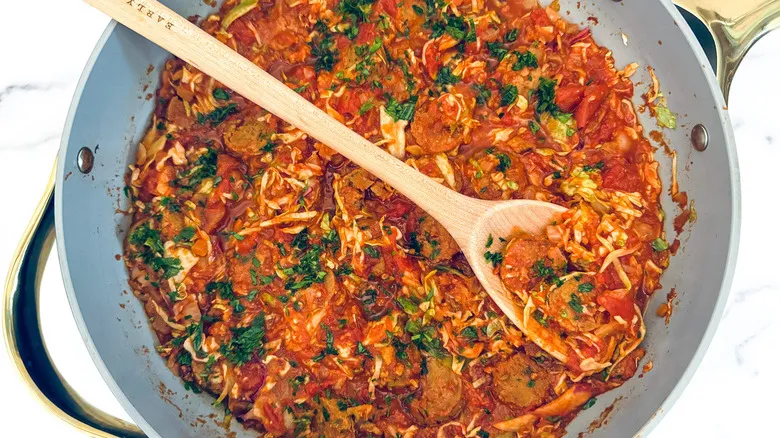 Skillet de Repollo y Salchicha: Receta Fácil y Rápida para Comidas Caseras