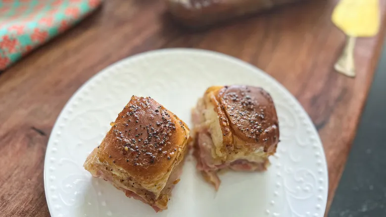 Sliders de Jamón y Queso Horneados: Receta Clásica para Cualquier Ocasión