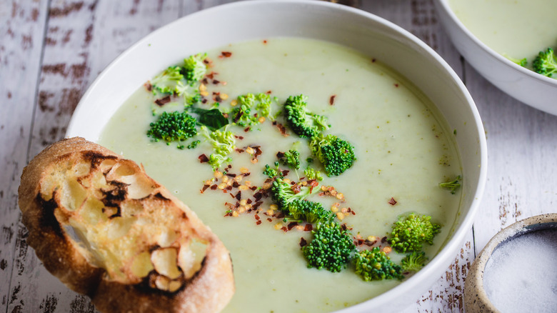Sopa Crema de Brócoli Cremosa: Un Clásico Confortable y Rápido para el Hogar