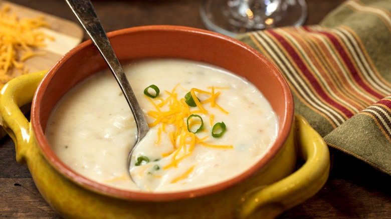 Sopa Cremosa de Cebolla Estilo Outback: Receta Fácil y Deliciosa para Tu Hogar