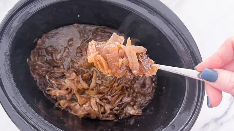 Sopa de Cebolla Francesa en Olla Lenta: El Secreto del Sabor Profundo y Sin Esfuerzo