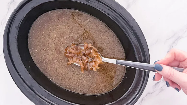 Sopa de Cebolla Francesa en Olla Lenta: El Secreto del Sabor Profundo y Sin Esfuerzo