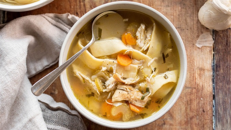 Sopa de Fideos con Pollo Casera: Receta Confortante para Combatir el Resfriado