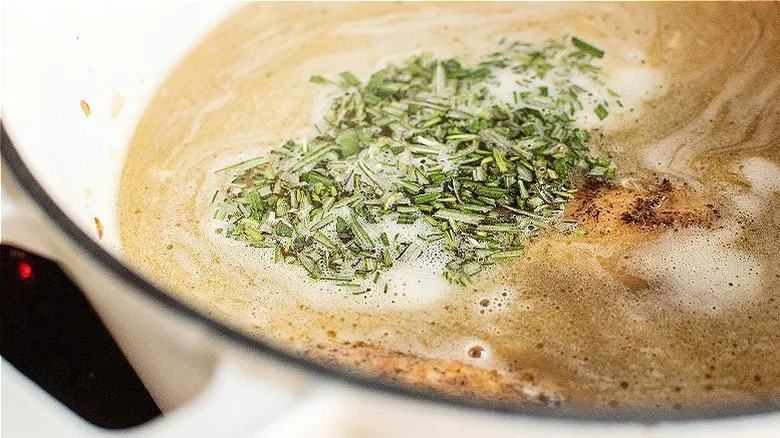 Sopa de Fideos con Pollo Casera: Receta Confortante para Combatir el Resfriado