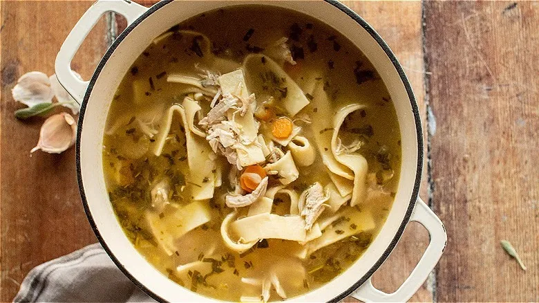 Sopa de Fideos con Pollo Casera: Receta Confortante para Combatir el Resfriado