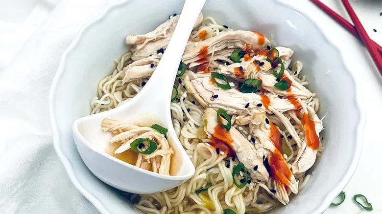 Sopa de Fideos con Pollo y Jengibre Picante: El Confort Esencial para tu Bienestar