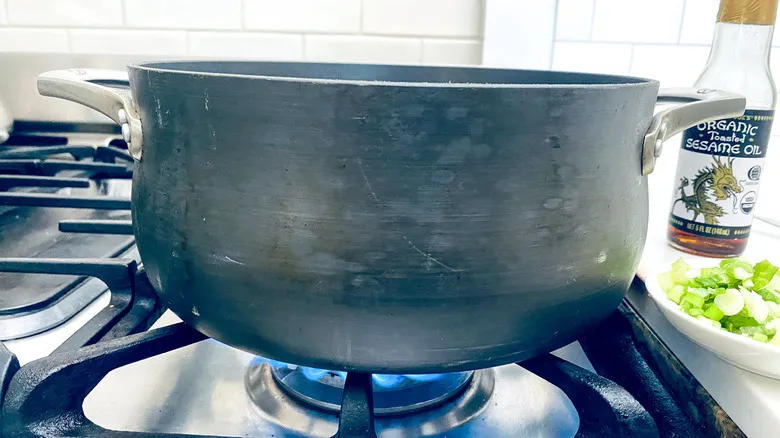 Sopa de Fideos con Pollo y Jengibre Picante: El Confort Esencial para tu Bienestar