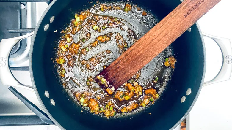 Sopa de Fideos con Pollo y Jengibre Picante: El Confort Esencial para tu Bienestar