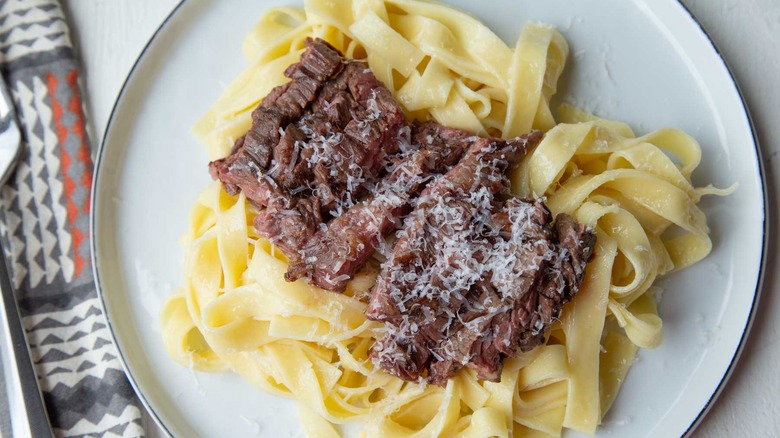 Steak Alfredo Clásico y Cremoso: La Receta Definitiva sin Crema Añadida