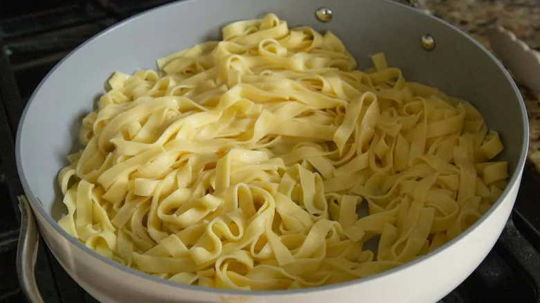 Steak Alfredo Clásico y Cremoso: La Receta Definitiva sin Crema Añadida