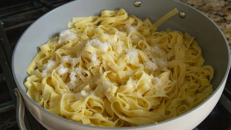 Steak Alfredo Clásico y Cremoso: La Receta Definitiva sin Crema Añadida