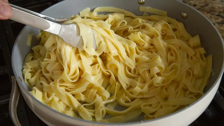 Steak Alfredo Clásico y Cremoso: La Receta Definitiva sin Crema Añadida