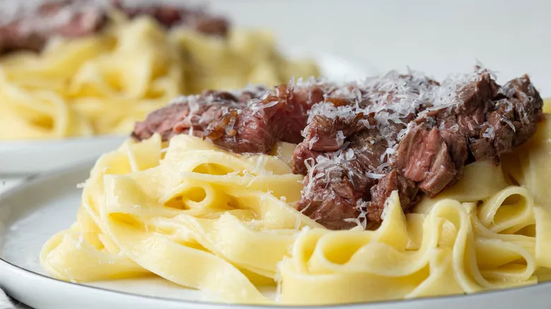 Steak Alfredo Clásico y Cremoso: La Receta Definitiva sin Crema Añadida