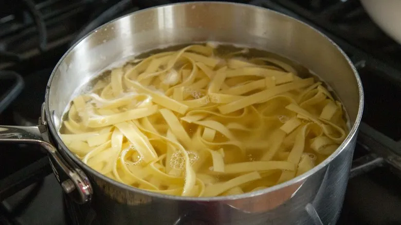 Steak Alfredo Clásico y Cremoso: La Receta Definitiva sin Crema Añadida