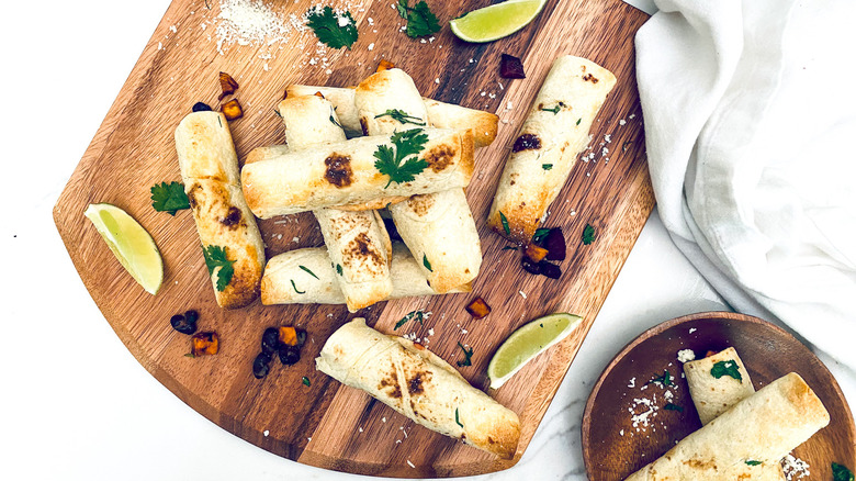 Taquitos Vegetarianos de Camote y Betabel: Receta Saludable Horneada y Crujiente