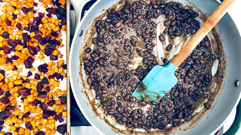 Taquitos Vegetarianos de Camote y Betabel: Receta Saludable Horneada y Crujiente