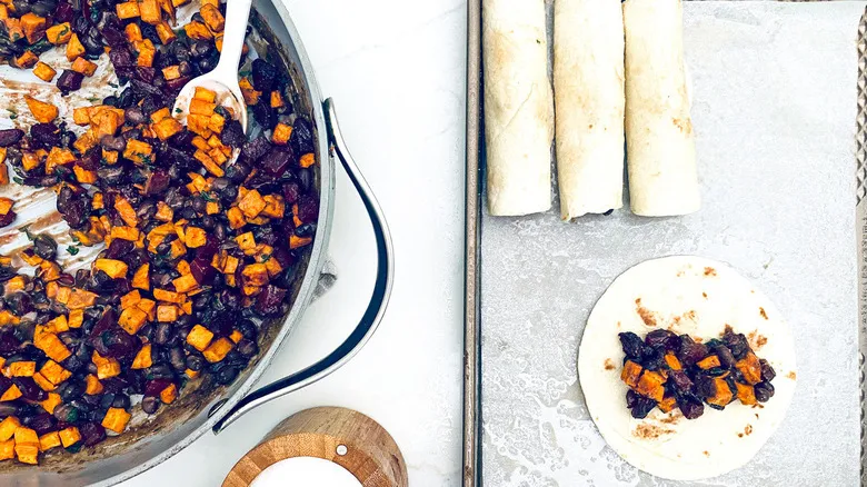 Taquitos Vegetarianos de Camote y Betabel: Receta Saludable Horneada y Crujiente