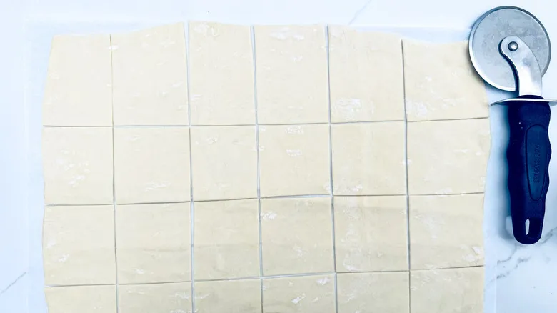 Tartaletas de Hojaldre con Espinaca y Tres Quesos: Receta Fácil para Impresionar