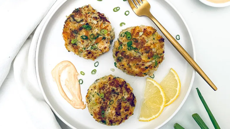 Tortitas de Atún Fritas con Mayonesa Sriracha: Receta Fácil y Rápida para Deleitar tu Paladar