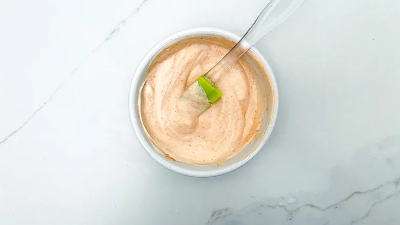 Tortitas de Atún Fritas con Mayonesa Sriracha: Receta Fácil y Rápida para Deleitar tu Paladar