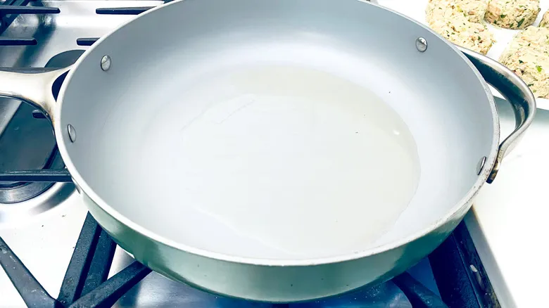 Tortitas de Atún Fritas con Mayonesa Sriracha: Receta Fácil y Rápida para Deleitar tu Paladar