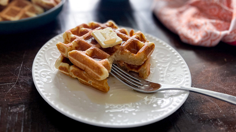 Waffles Caseros Clásicos: La Receta Definitiva para un Desayuno Esponjoso y Versátil