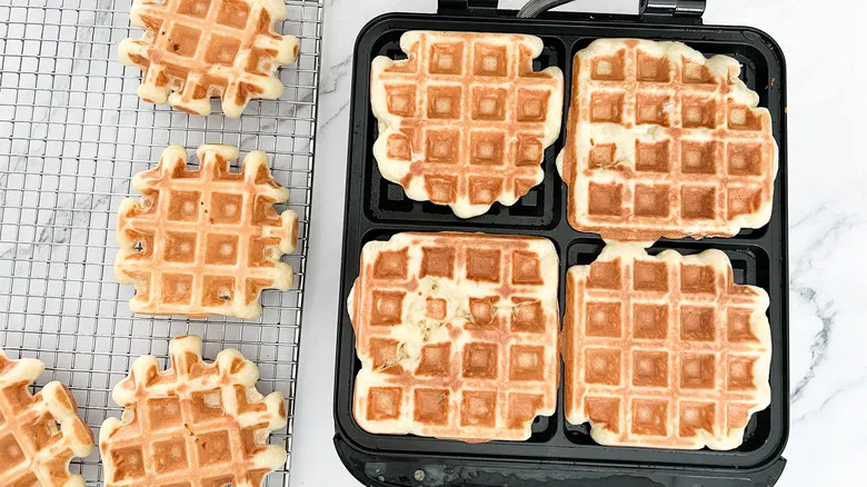 Waffles Caseros Clásicos: La Receta Definitiva para un Desayuno Esponjoso y Versátil