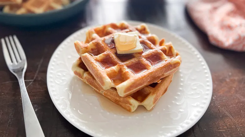 Waffles Caseros Clásicos: La Receta Definitiva para un Desayuno Esponjoso y Versátil